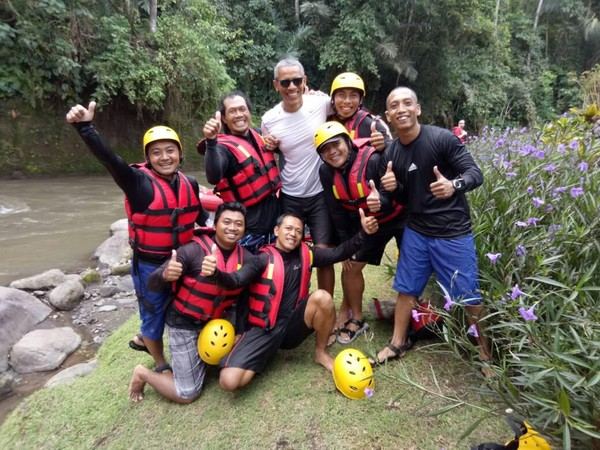 Former U.S. President Barack Obama with Bali Desa Rafting guides and staff after their rafting trip on the Ayung River