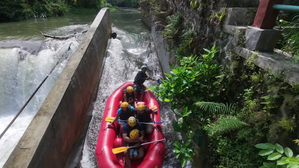Video: rafters dropping through a rapid beside a waterfall on the Ayung River
